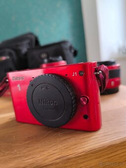 Nikon 1 J1 – kompletní set se dvěma objektivy + přísluš.