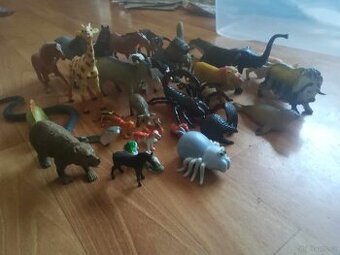 Plastové zvířátka a jiné hračky