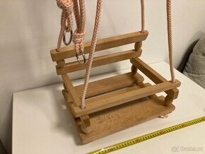 Dřevěná houpačka pro děti