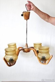 Čtyřramenný vintage lustr s dřevěnými rameny