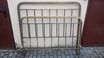 Čela k posteli prvorepublikové