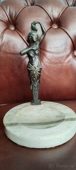 Starožitná bronzová secesní soška, dívka s hroznem