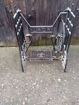 Starý stojan pod šicí stroj Lada