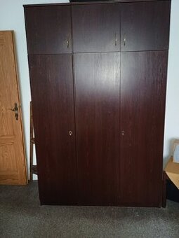 Zdarma - zachovalá šatní skříň