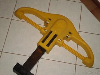 cvičební stroj =  na posilování břišních svalů