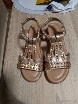 Nové dámské sandály v36