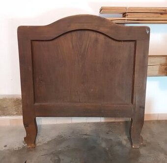 stará starožitná čela pelesti postel smrk