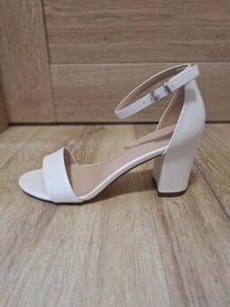 Bílé boty na širším podpatku vel. 39
