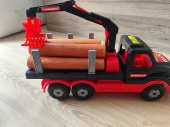 Nákladní vůz na dřevo a bagr