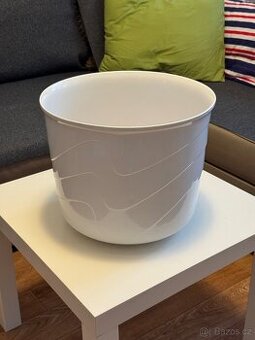 Bílý keramický obal na květináč s vlnkovým vzorem