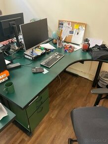 zelený kancelářský stůl
