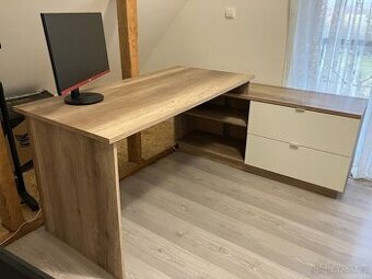 Prostorný psaní stůl s komodou