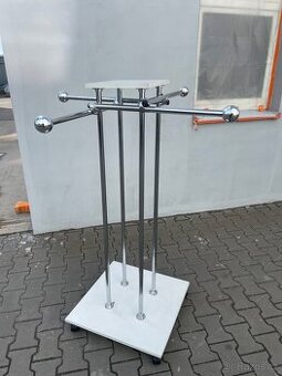 Vybavení prodejny - stojan na oblečení