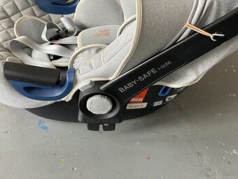 Britax Baby-Safe 2 i-Size + isofix základna