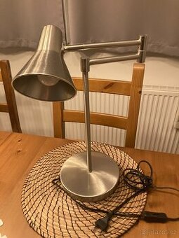 Stříbrná led stolní lampa