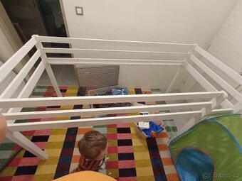 Vyvýšená postel s žebříkem, vč. roštu; masiv, bílá (90×200)