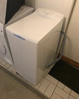 úzká pračka s horním plněním Whirlpool A+
