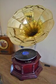 Gramofon s mosaznou troubou - mahagon