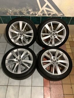 Alu kola Škoda R17 5X100 LETNÍ PNEU 215/40 R17 TOP STAV
