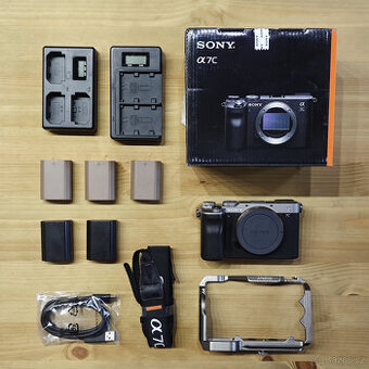 Fotoaparát Sony A7C silver, komplet balení +5 baterií + klec