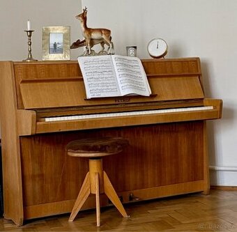 Pianino Petrof z roku 1971.