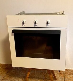 Vestavěná trouba Zanussi