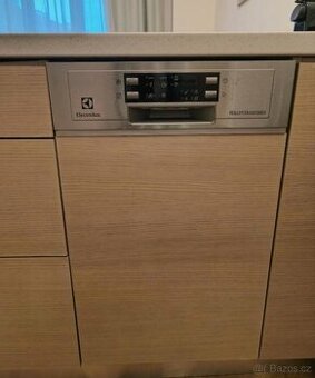 Vestavná nerezová myčka electrolux úzká, 45cm slim