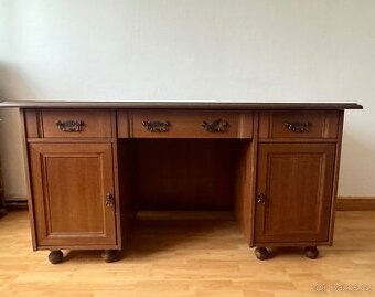 Masivni psací stůl