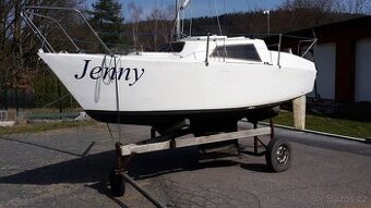 KAJUTOVÁ JACHTA / PLACHETNICE JENNY délky 5 m