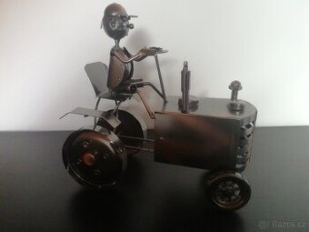 Kovový stojan na víno ve tvaru traktoru s řidičem