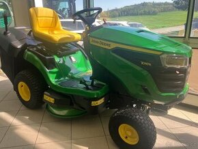 Zahradní traktor John Deere X147