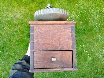 Obrovský velice zajímavy a velmi starý mlýnek na kávu, pořád