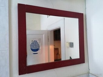 Zrcadlo s tmavě červeným dřevěným rámem