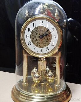 Hodiny ročky pod skleněným poklopem