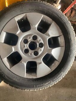 Alu R16 na slušných zimních 215/55 R16 vzorek kolem 6mm.Levn