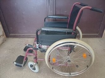 Skládací mechanický invalidní vozík