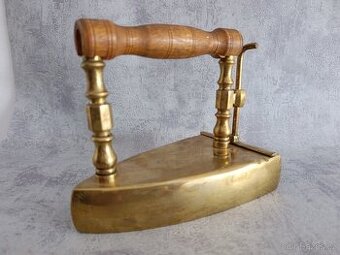 Starožitná mosazná žehlička s vyjímatelným tělesem