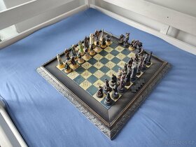Šachové figurky + hrací deska Pán Prstenu - nové