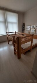 Dřevěná vyšší postel v perfektním stavu