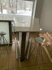Barový pult - dva bloky prodány, zbývá poslední.