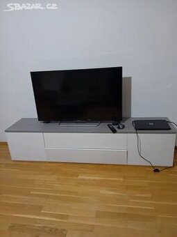 Nízká komoda pod TV