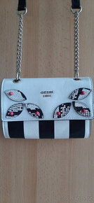 Hezká malá kabelka/crossbody originál Guess