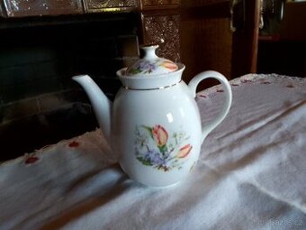 STAROŽITNÁ PORCELÁNOVÁ KONVIČKA NA ČAJ S MALOVANÝMI KVĚTY - 1