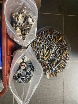 Spojovací materiál na nábytek