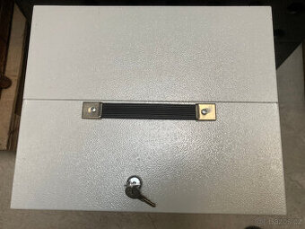 Pokladnička, kasička, trezorek, plechová skříňka 500 kč