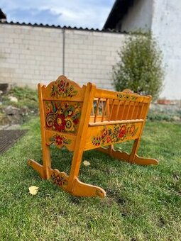 Ručně malovaná dřevěná kolébka – krásný lidový originál