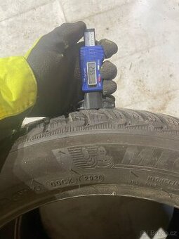 Zimní pneumatiky 215/50r18