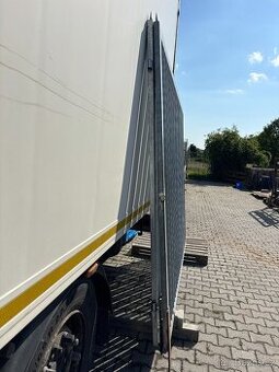 Pozinkovaná dvoukřídlá brána / vrata se sloupy