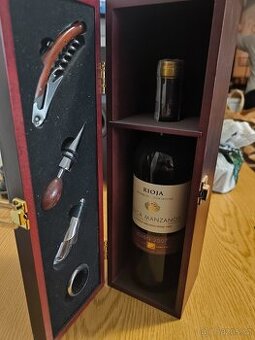 Dárková sada s vínem a příslušenstvím v kazetě