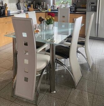 Jídelní stůl se židlemi